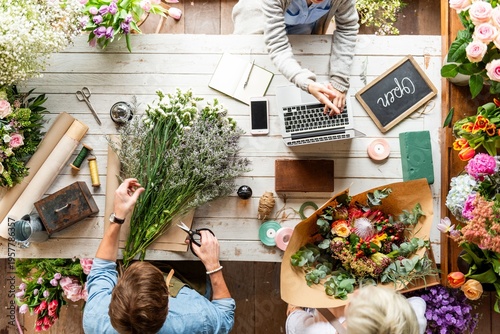 Quadro su tela Florists arranging vibrant flower bouquets