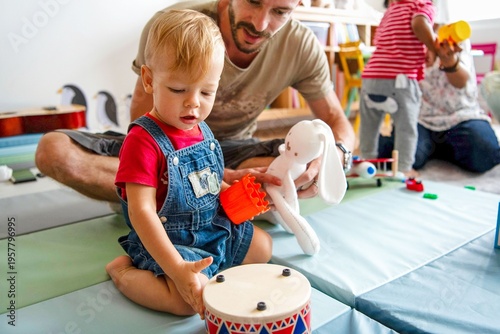 Fotografía Children playing with musical toys.