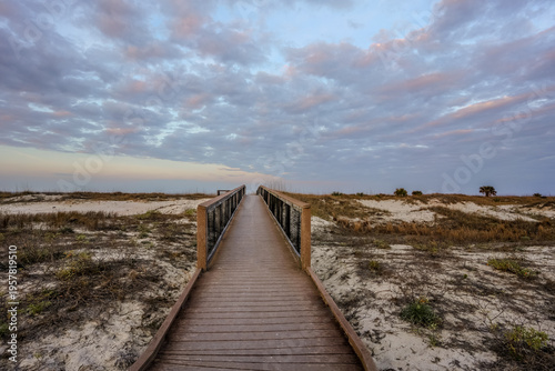 Fotografia Dramatic View of Boardwalk to the Beach at Fort Clinch State Park, Amelia Island