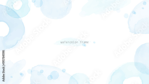 淡いブルーの水彩フレーム背景。にじみとぼかしのナチュラルな手描き風テクスチャ素材（コピースペースあり）。水彩風の抽象背景フレーム。やわらかい青の余白を活かしたバナー・Webデザイン素材。
