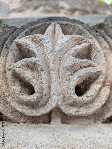 Φωτογραφία stone carving of a leaf