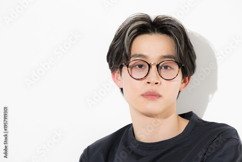 眼鏡（サングラス）が似合うカッコイイハンサムな美容やビューティーイメージの若い男性のクローズアップカメラ目線