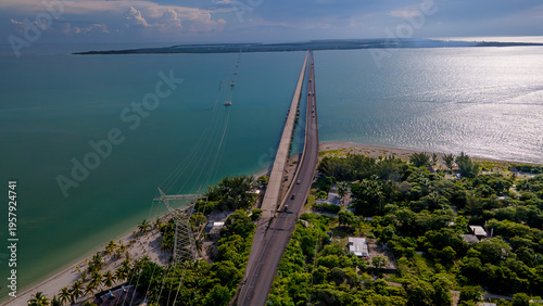 Картината върху платно Vista aérea de puente sobre aguas turquesa en Isla Aguada Campeche México
