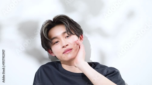 日射しの強い夏のような木が揺れる若い男性のお洒落な美容や爽やかで透明感のあるメンズビューティーイメージクローズアップ動画