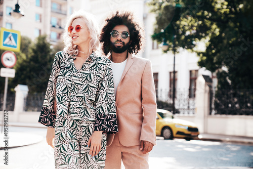 Foto Beautiful fashion woman and her handsome elegant boyfriend in beige suit