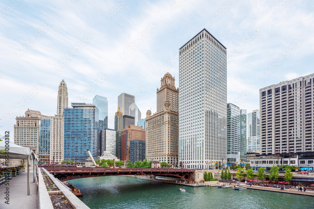 Obraz premium Vibrant view of Chicago downtown skyline under a summer sky