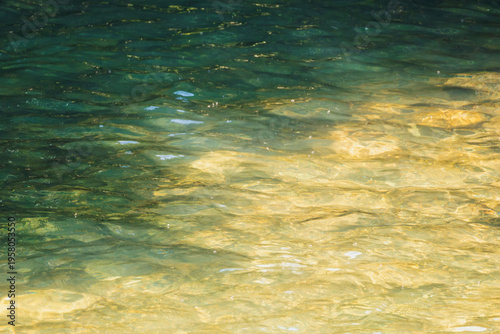 木陰の下を流れる清流のクローズアップ10