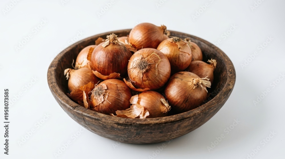 Obraz premium A Rustic Wooden Bowl Overflowing with Fresh Brown Onions Ready for Culinary Use