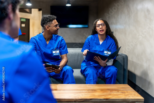 Fotografía Healthcare professionals discussing patient information during a break