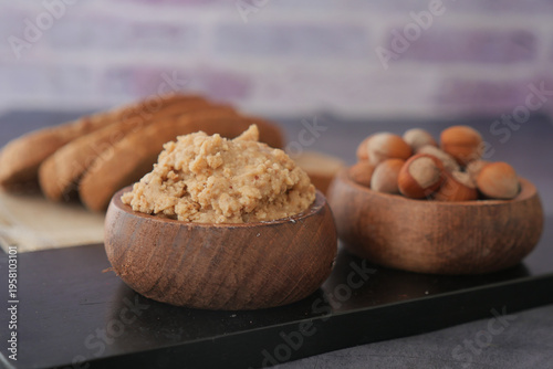 Foto hazelnut spread in a bowl on a table