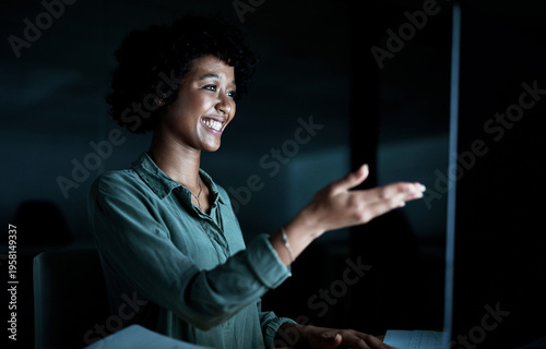 Foto Night, business or woman with computer for video call, communication or update for article