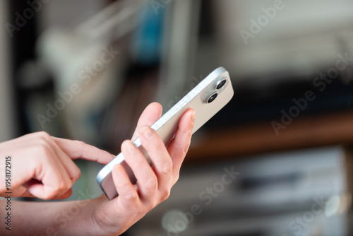 スマホを操作する女性