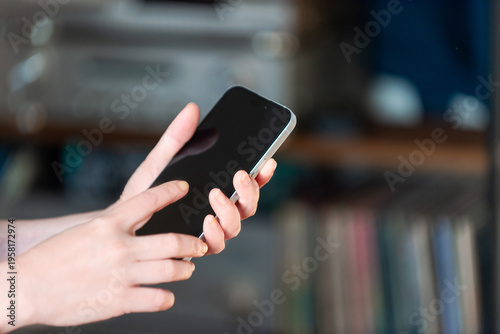 スマホを操作する女性