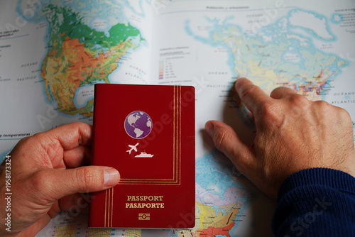Photos Mapa y pasaporte para viaje destino a país extranjero en avión y barco de vacaci