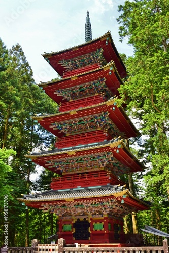 фотографія 緑につつまれる 日光東照宮 五重塔　