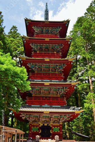 Fotografía 緑につつまれる 日光東照宮 五重塔　