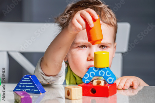Authentic image of a child building with blocks, highlighting coordination, creativity, and the natural development of thinking skills.