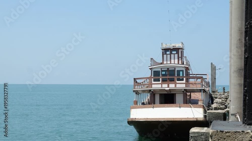 Tour ferries that meet safety standards waiting for tourists in southern Thailand