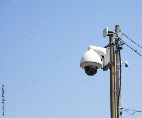市街地に設置された防犯カメラ