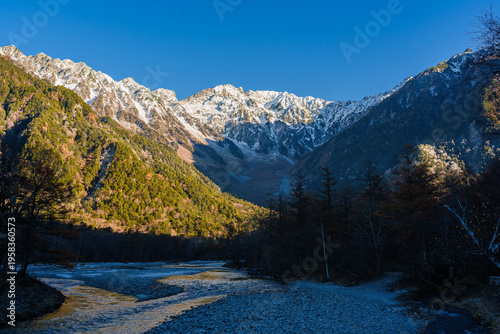 Foto The stunning mountains of Kamikochi National Park glow in the morning sunlight during the autumn season in Nagano, Japan