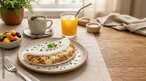 Tapioca brasileira recheada com frango e catupiry em mesa completa de café da manhã