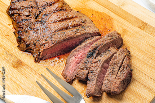 Foto Grilled sirloin steak. Prime and expensive red meat dinner