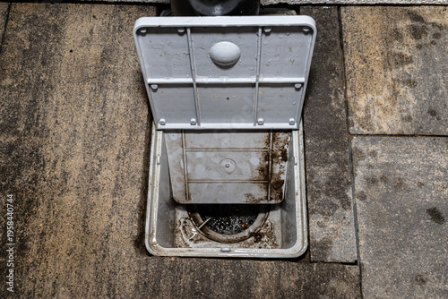 Gutter settling tank filtering rainwater draining system