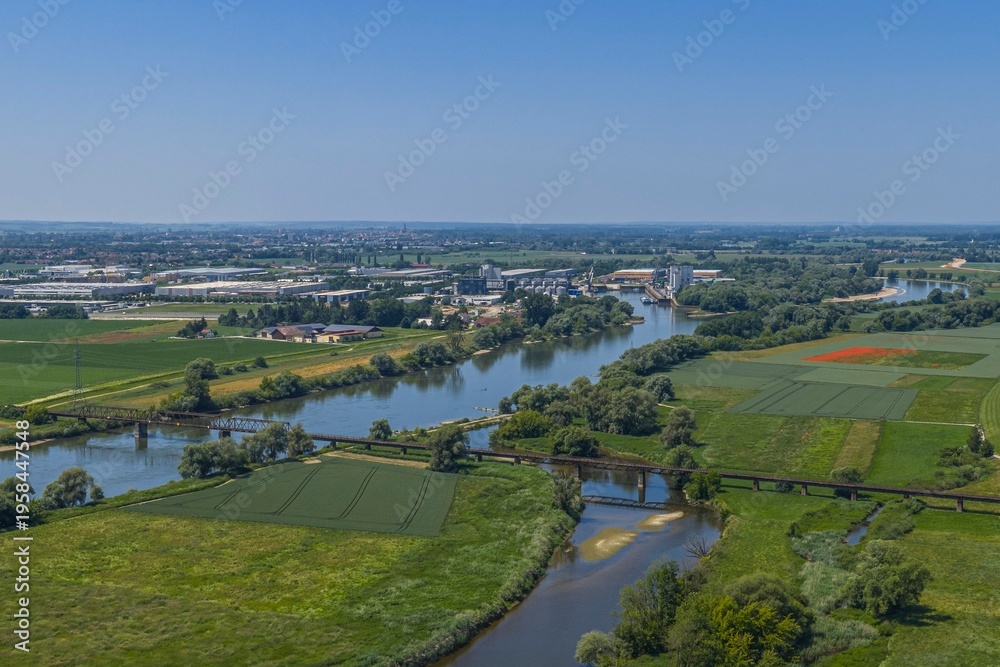 Fototapeta premium Sommerlicher Ausblick auf die Region um die Stadt Bogen an der Doanu am Fuß des Bayerischen Waldes