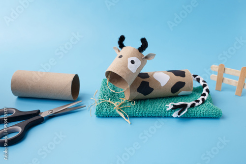 Cuadro en lienzo handmade cow craft toilet paper roll diy recycling project kids activity sustain