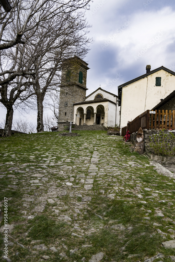 Obraz premium La piazza della chiesa del borgo di Monteacuto delle Alpi