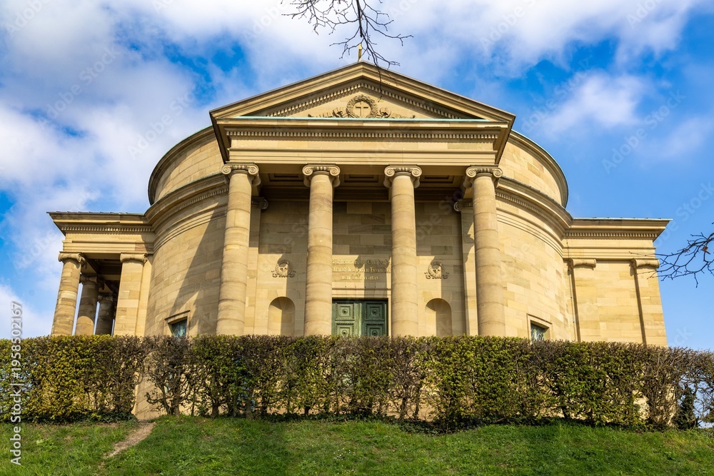 Fototapeta premium Grabkapelle auf dem Württemberg. Die Grabkapelle in Stuttgart-Rotenberg wurde vom württembergischen König Wilhelm I. für seine jung verstorbene, aus Russland stammende Gemahlin Katharina erbaut