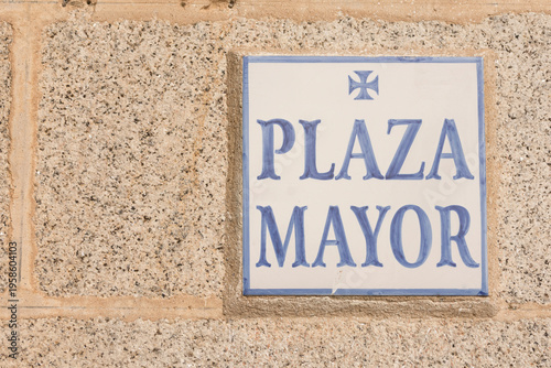 Placa de cerámica de la plaza mayor de Trujillo en Cáceres