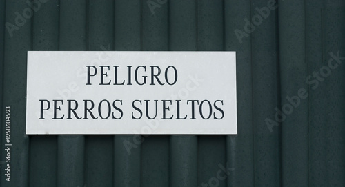 Cartel de peligro perros sueltos