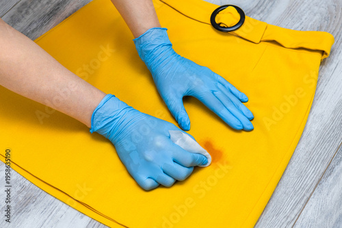 Foto A woman removes a stain from her skirt