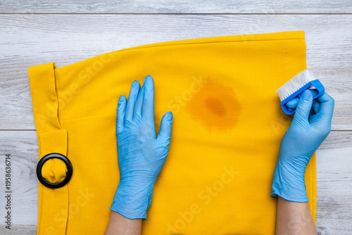 Cuadro en lienzo A woman removes a stain from her skirt