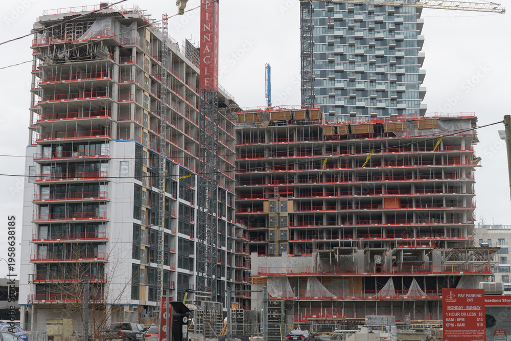 Obraz premium looking west to Lakeside Residences (215 Lake Shore Blvd E) from Richardson St, Toronto
