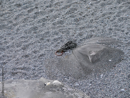 Knot for tying a construction bag containing stones collected on the beach to be transported away