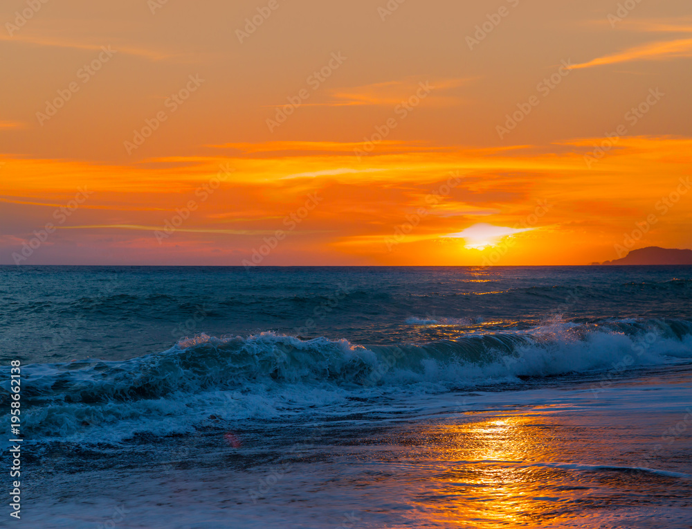 Obraz premium Amazing orange sunset with large yellow sun over the sea - Alanya, Turkey