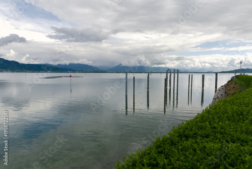фотографія scenic and melancholic view of the lake under a cloudy sky