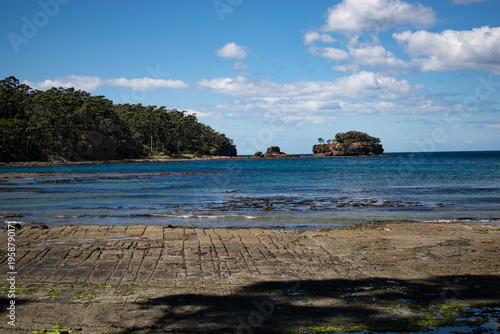 Foto Australia, this natural phenomenon Tessellated Pavement is a rare geological formation only found in a few places on Earth, where natural erosion has created rock patterns resembling man-made tiles