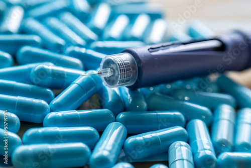 Cuadro en lienzo Close-up shot of a modern medical injection pen with a sharp needle resting on a