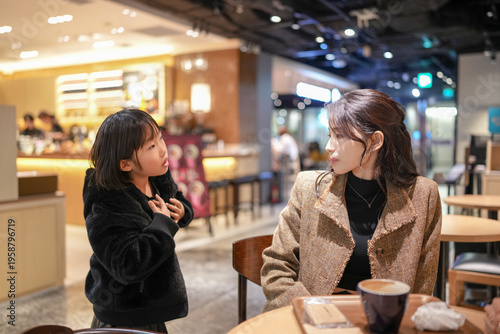 Foto Two women converse warmly in a cozy cafe