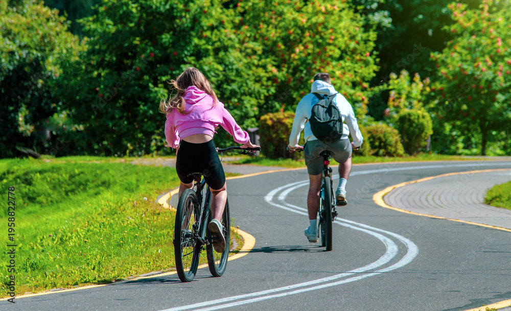 Naklejka premium Cyclists ride on the bike path in the city Park