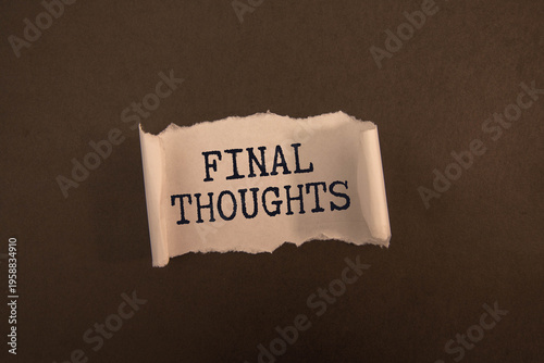 Foto Final thoughts message written on notebook page on yellow background