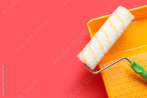 Tray with paint roller on r...