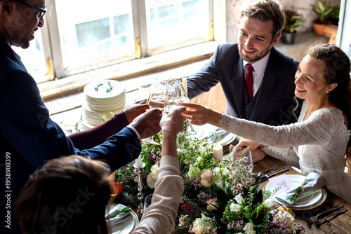 Fotografía Joyful wedding celebration toast