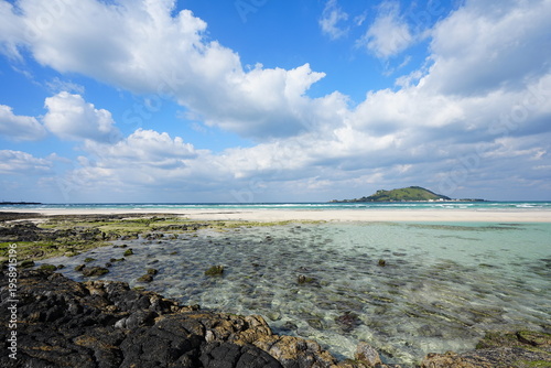 Принти на полотні fascinating sea view with clear water and island and clouds