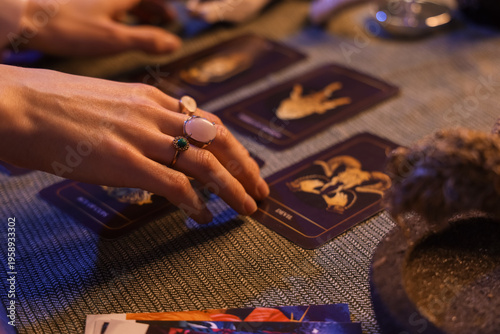 Cuadro en lienzo Fortune teller's hands with tarot cards on table, closeup