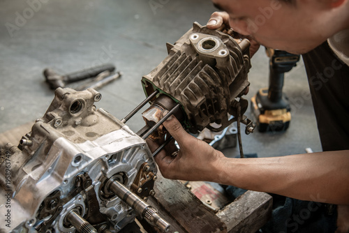 Schilderij op canvas Mechanic Repairing Motorcycle Engine ,Motorcycle Engine Rebuild   Aligning Pisto