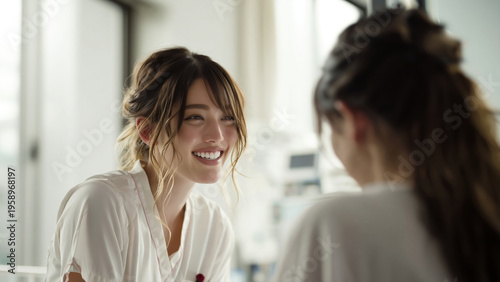 カフェでリラックスして談笑しながら笑顔を見せる二人の女性